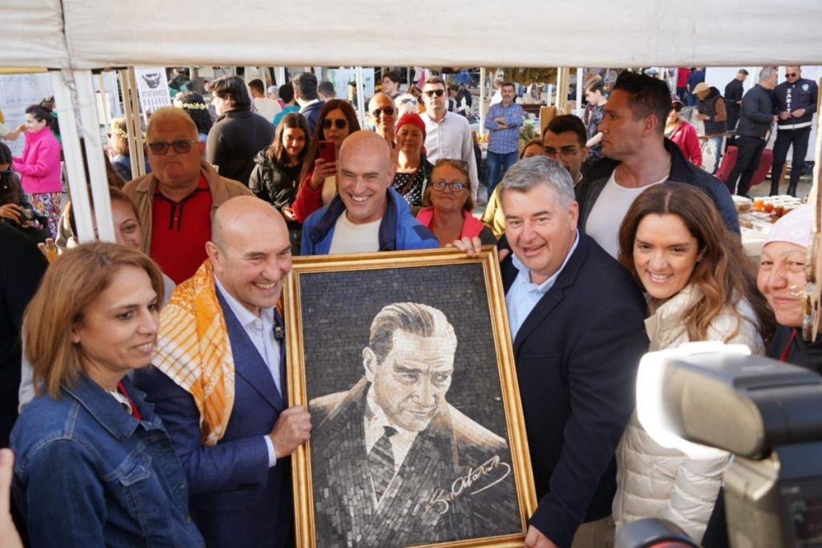 Alaçatı Ot Festivali’nde Soyer’e mozaik Atatürk Portresi 